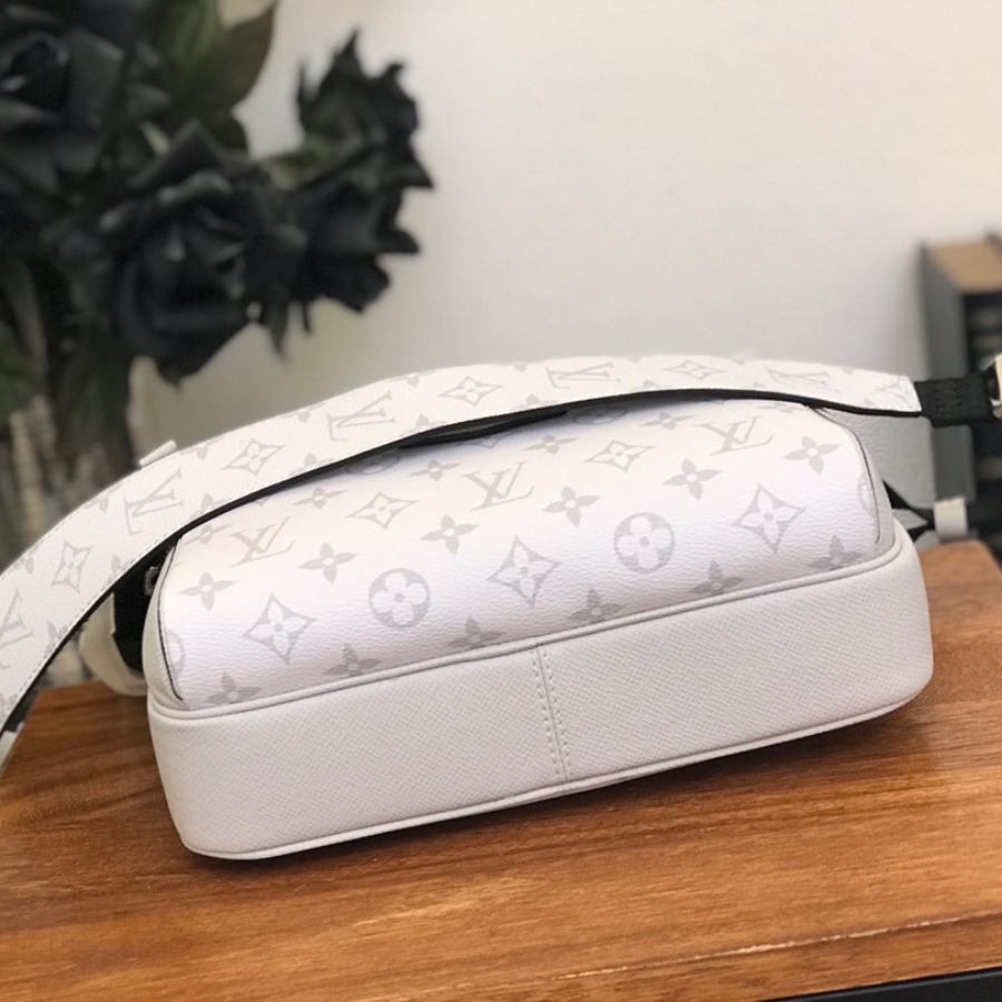 M30243 OUTDOOR MESSENGER, Louis Vuitton LV