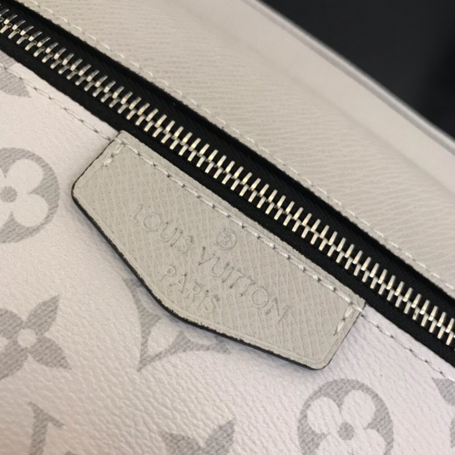 M30243 OUTDOOR MESSENGER, Louis Vuitton LV
