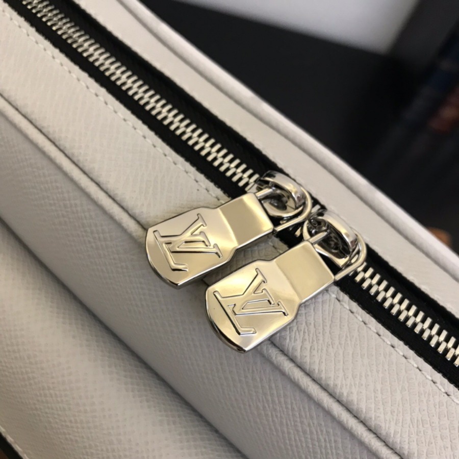 M30243 OUTDOOR MESSENGER, Louis Vuitton LV