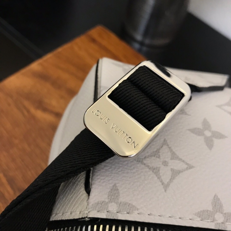 M30243 OUTDOOR MESSENGER, Louis Vuitton LV
