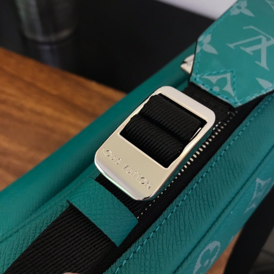M30241 OUTDOOR MESSENGER, Louis Vuitton LV