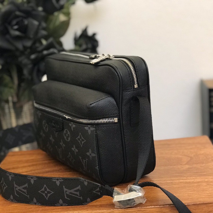 M30233 OUTDOOR MESSENGER, Louis Vuitton LV