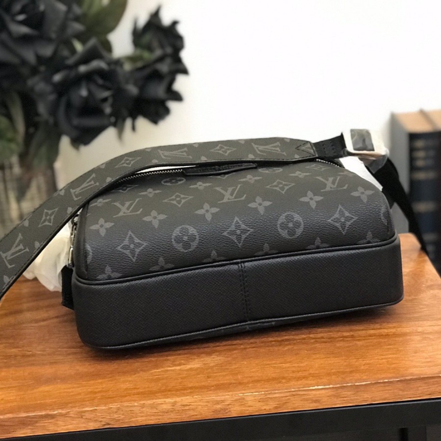 M30233 OUTDOOR MESSENGER, Louis Vuitton LV