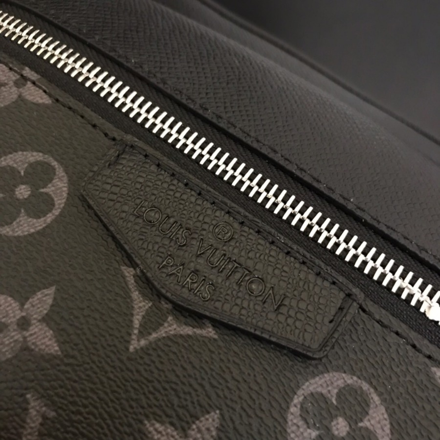 M30233 OUTDOOR MESSENGER, Louis Vuitton LV