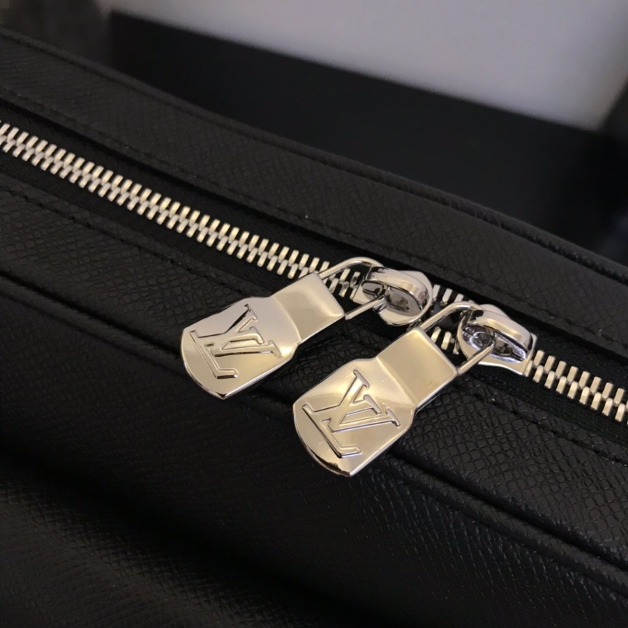 M30233 OUTDOOR MESSENGER, Louis Vuitton LV