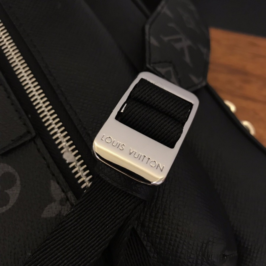 M30233 OUTDOOR MESSENGER, Louis Vuitton LV