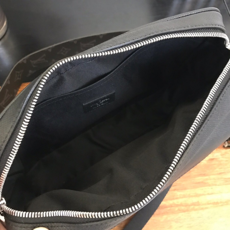 M30233 OUTDOOR MESSENGER, Louis Vuitton LV