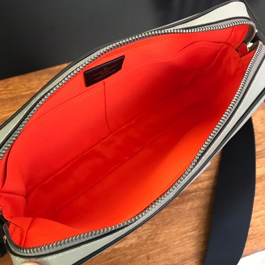 M44169 ALPHA MESSENGER, Louis Vuitton LV