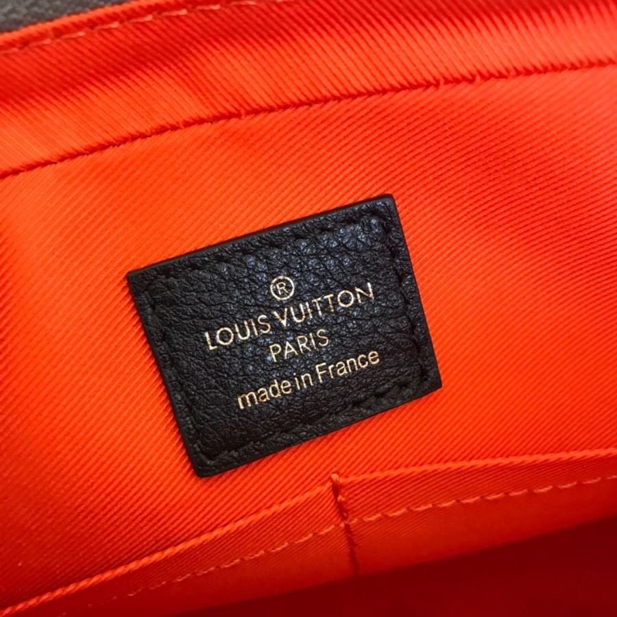 M44169 ALPHA MESSENGER, Louis Vuitton LV