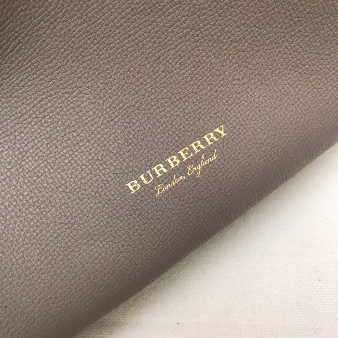 Burberry, 40237001, The Small Banner in Leather and House Check