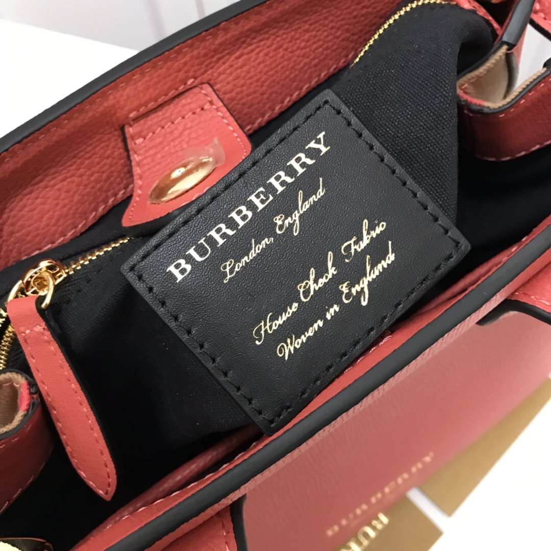 Burberry, 40237001, The Small Banner in Leather and House Check