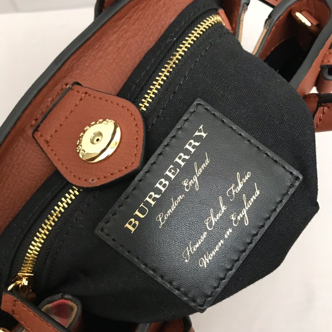Burberry, 40237001, The Small Banner in Leather and House Check