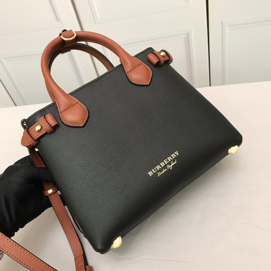 Burberry, 40236931, The Medium Banner in Leather and House Check