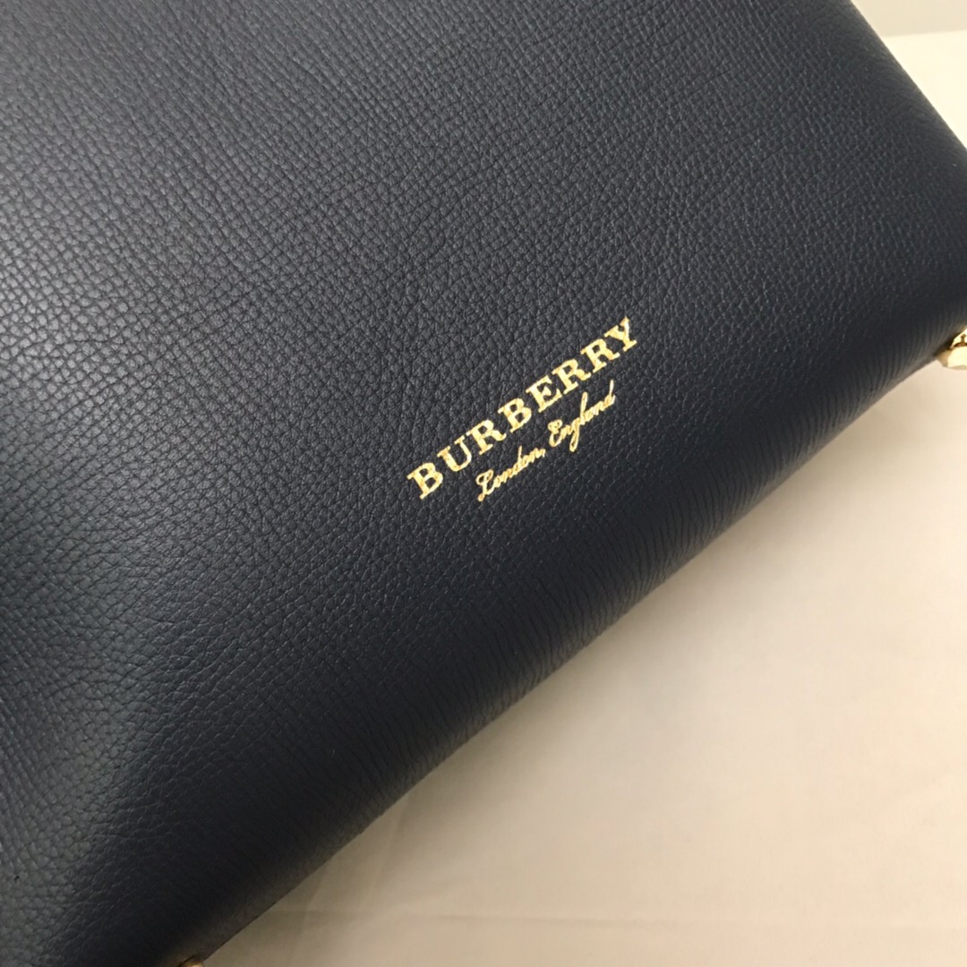 Burberry, 40236931, The Medium Banner in Leather and House Check