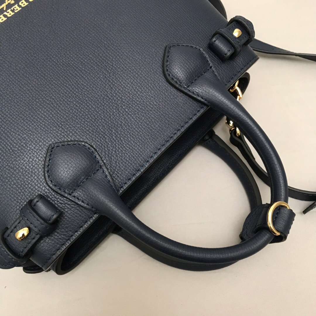 Burberry, 40236931, The Medium Banner in Leather and House Check