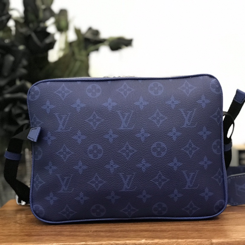 M30242 OUTDOOR MESSENGER, Louis Vuitton LV