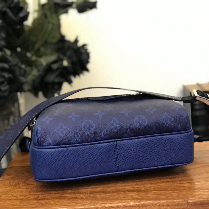 M30242 OUTDOOR MESSENGER, Louis Vuitton LV