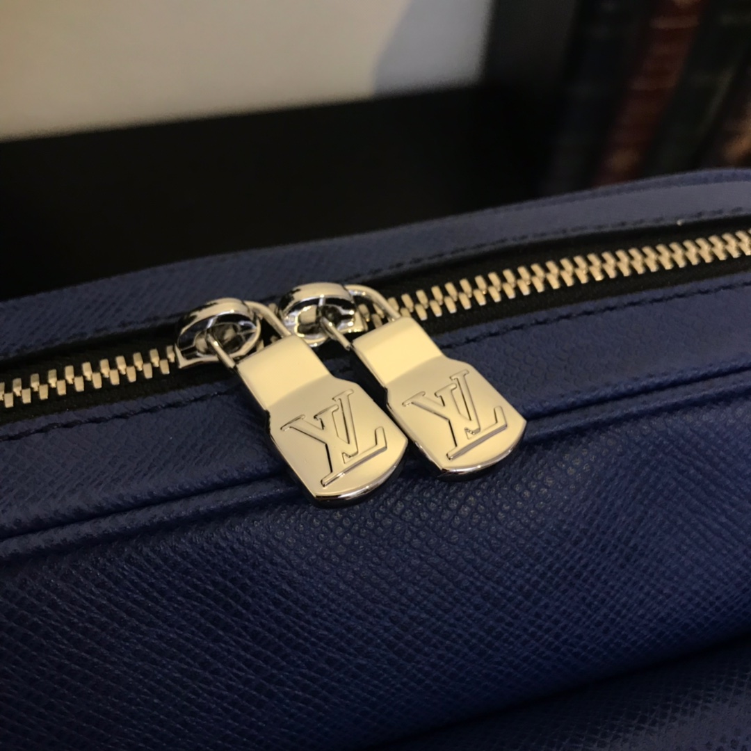 M30242 OUTDOOR MESSENGER, Louis Vuitton LV