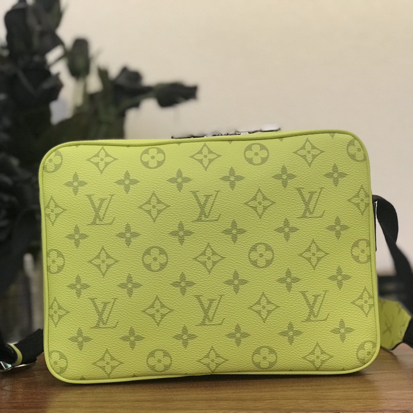 M30239 OUTDOOR MESSENGER, Louis Vuitton LV