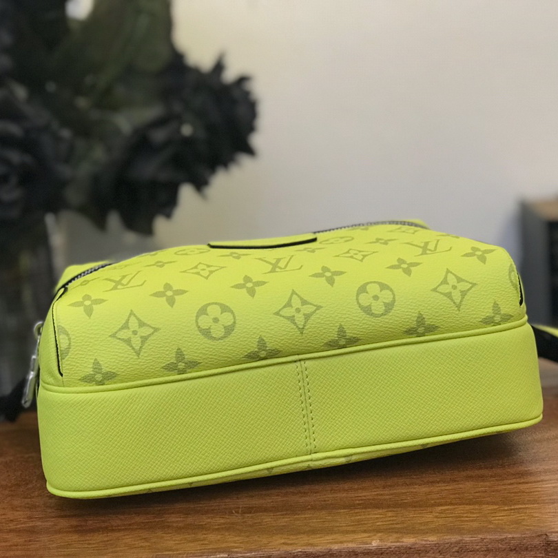 M30239 OUTDOOR MESSENGER, Louis Vuitton LV