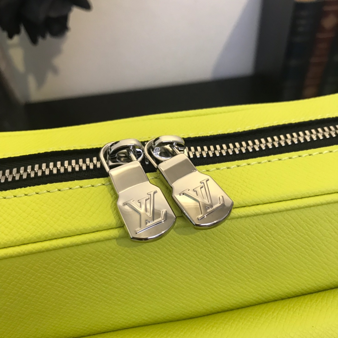 M30239 OUTDOOR MESSENGER, Louis Vuitton LV