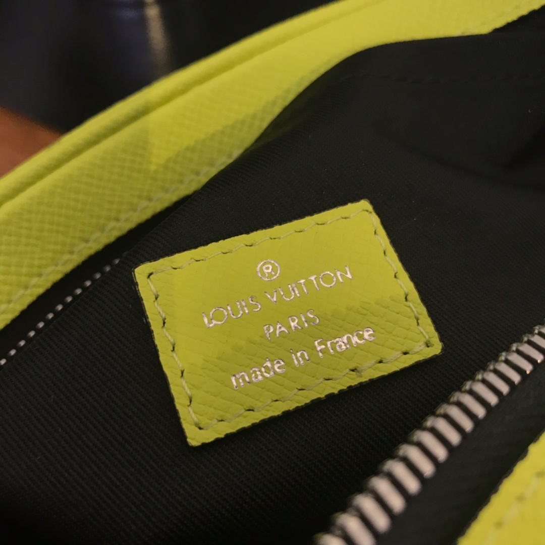 M30239 OUTDOOR MESSENGER, Louis Vuitton LV