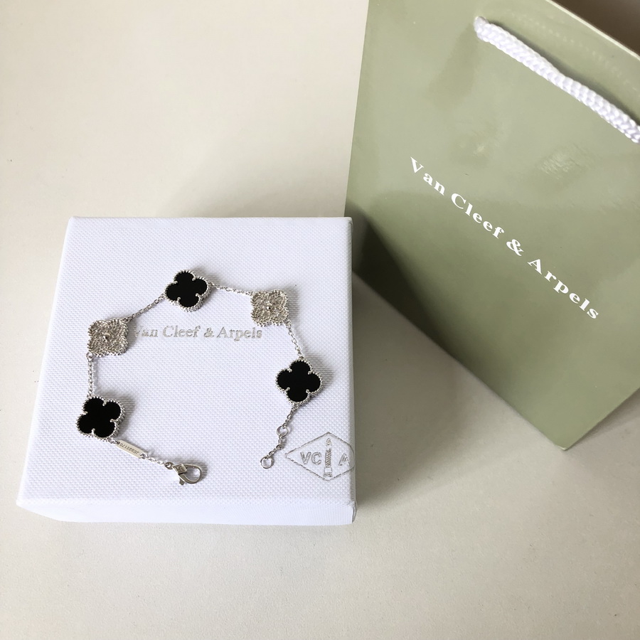 VanCleef&Arpels Bracelets & Bangles