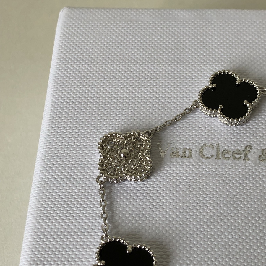 VanCleef&Arpels Bracelets & Bangles