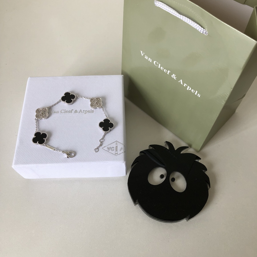 VanCleef&Arpels Bracelets & Bangles