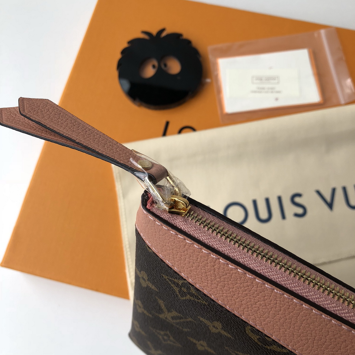 M62942 DAILY POUCH, Louis Vuitton LV