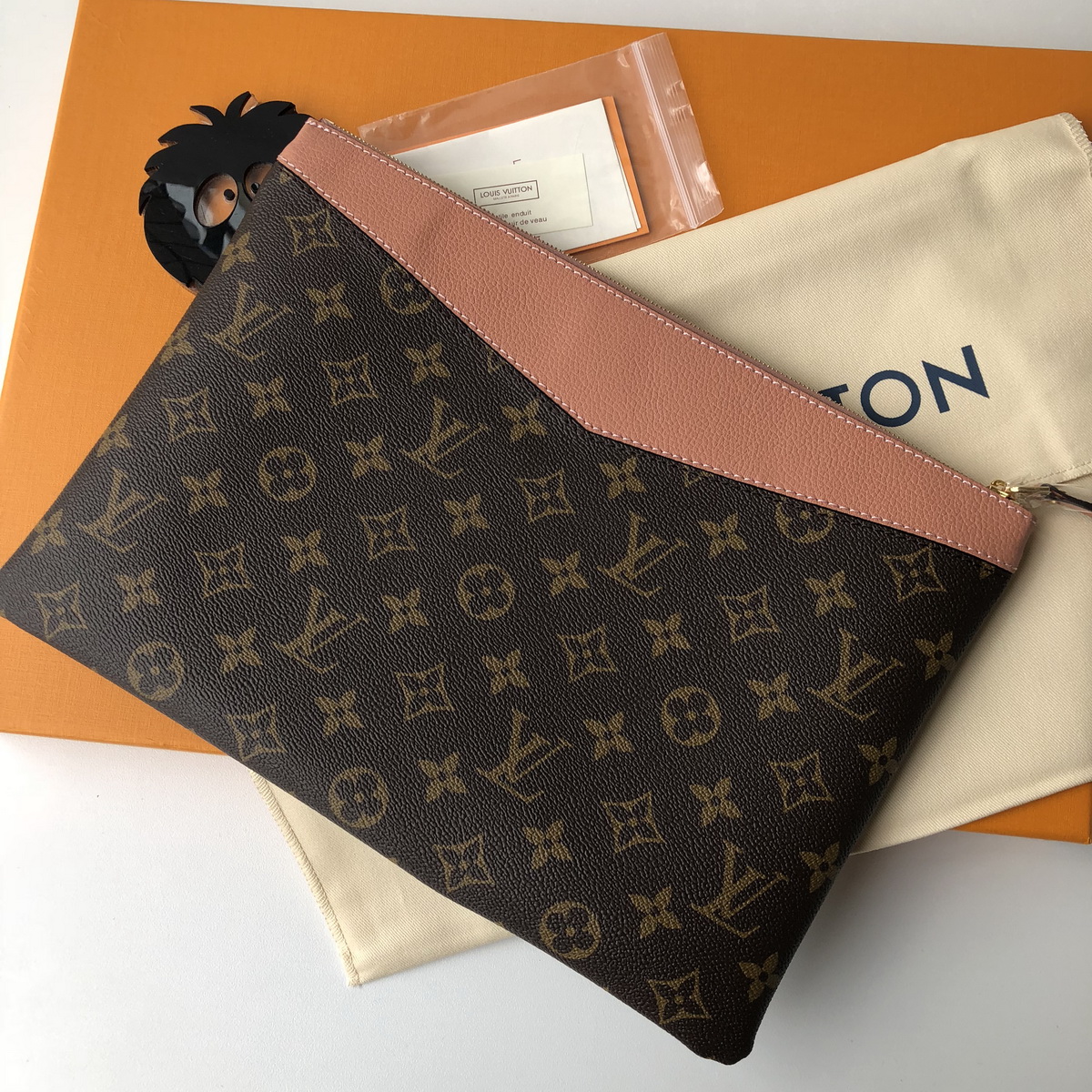 M62942 DAILY POUCH, Louis Vuitton LV