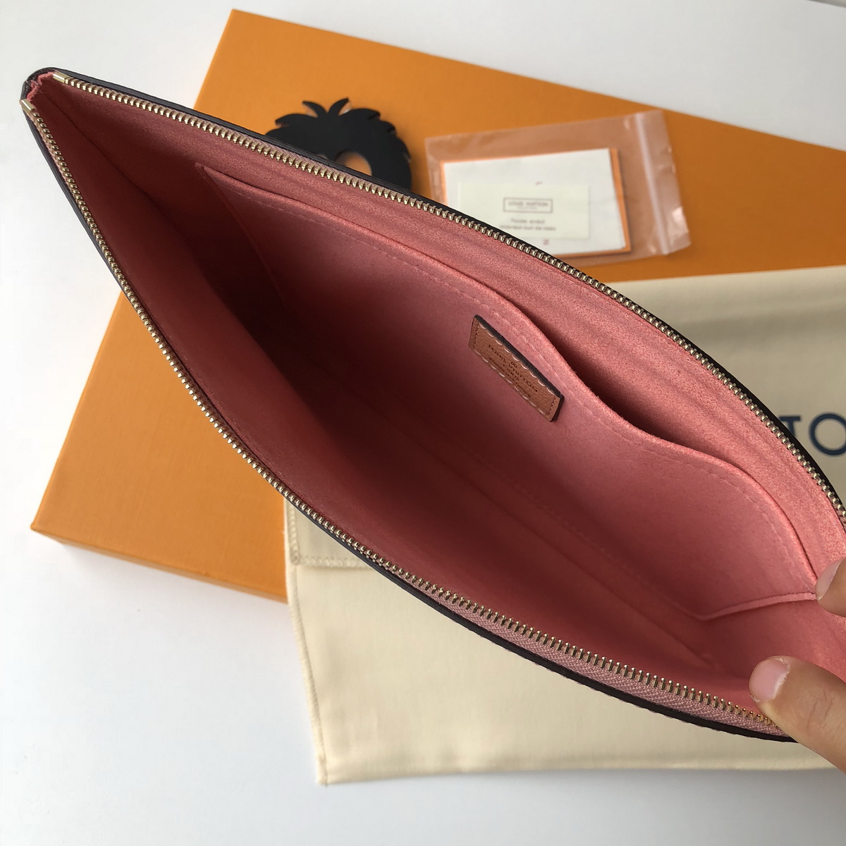 M62942 DAILY POUCH, Louis Vuitton LV