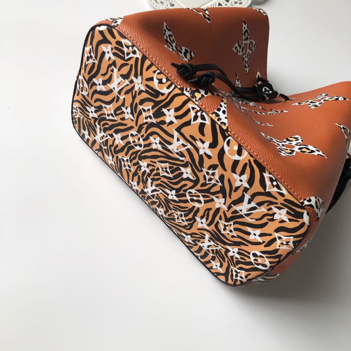 M44717 NÉONOÉ, Louis Vuitton LV