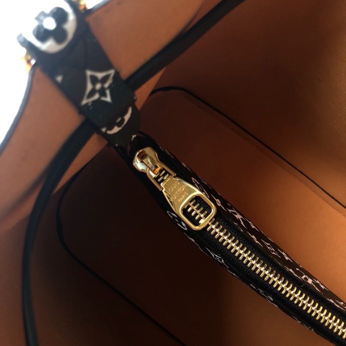 M44717 NÉONOÉ, Louis Vuitton LV