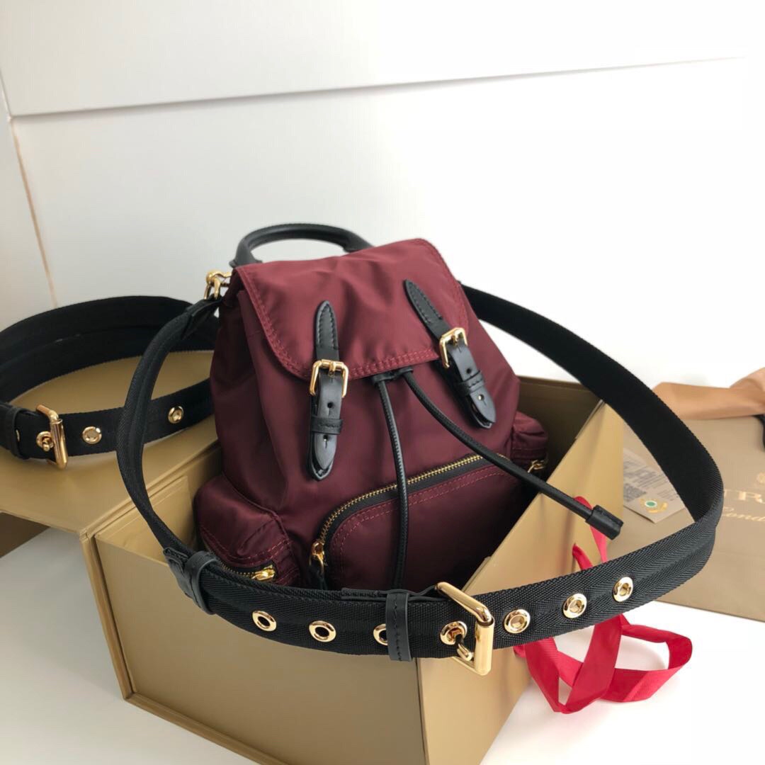 The Small Crossbody Rucksack in Nylon, 40759731, BURBERRY BACKPACKS