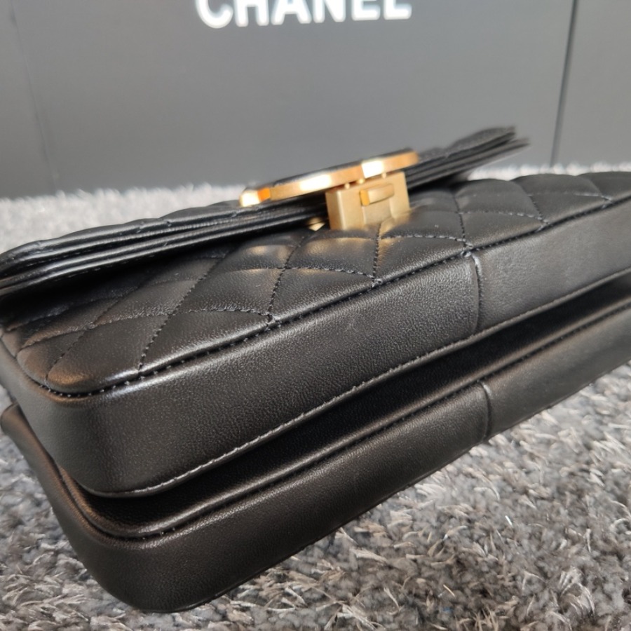  A57275, Small Flap Bag, Lambskin & Gold-Tone Metal, Chanel handbag