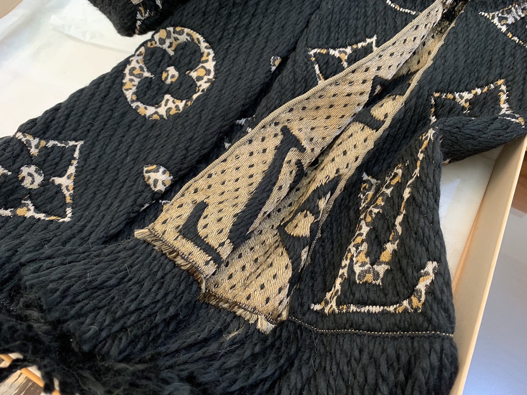 M75885 MONOGRAM GIANT JUNGLE LOGOMANIA SCARF