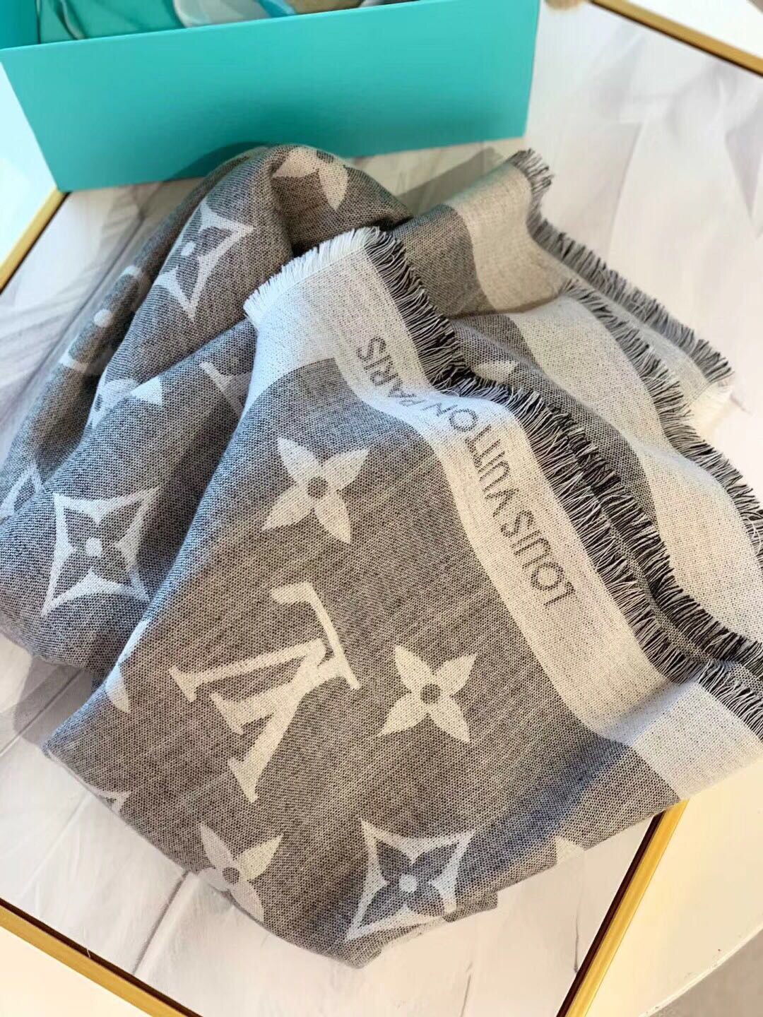  LOUIS VUITTON LV SHAWL
