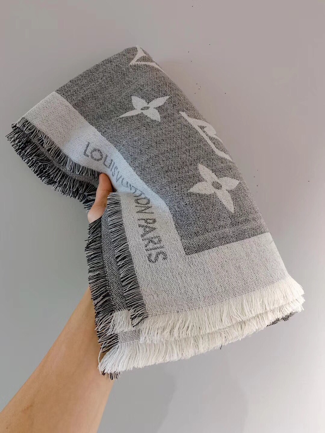  LOUIS VUITTON LV SHAWL