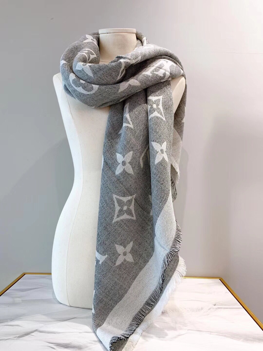  LOUIS VUITTON LV SHAWL