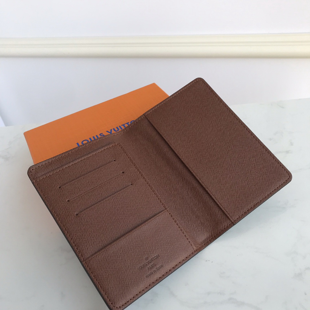 Louis Vuitton LV, M60181, PASSPORT COVER