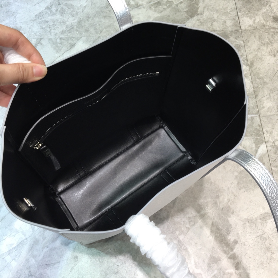EVERYDAY XS TOTE BAG, BALENCIAGA HANDBAGS