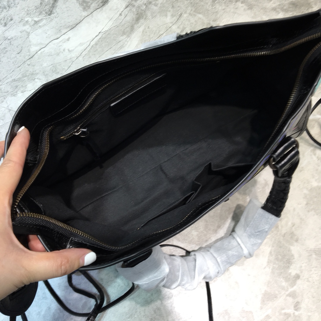CLASSIC CITY SHOULDER BAG, BALENCIAGA HANDBAGS