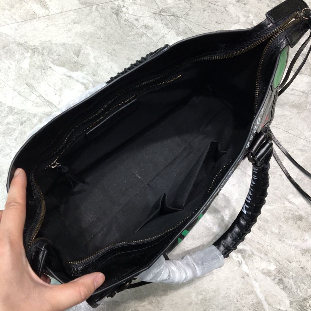 CLASSIC CITY SHOULDER BAG, BALENCIAGA HANDBAGS