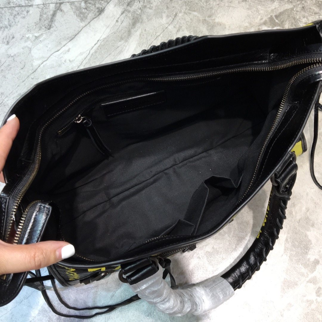 CLASSIC CITY SHOULDER BAG, BALENCIAGA HANDBAGS