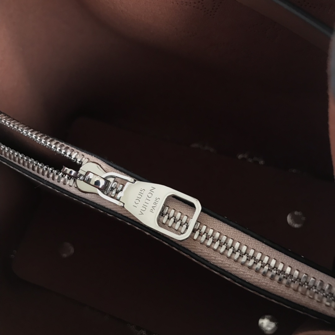 M55801 MURIA Leather Bucket Bag, Crossbody Purse | LOUIS VUITTON