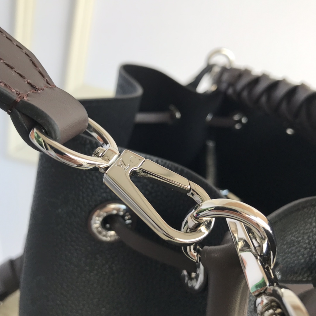 M55800 MURIA Leather Bucket Bag, Crossbody Purse | LOUIS VUITTON