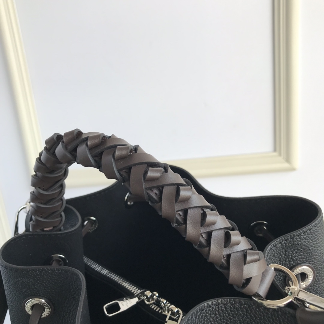 M55800 MURIA Leather Bucket Bag, Crossbody Purse | LOUIS VUITTON