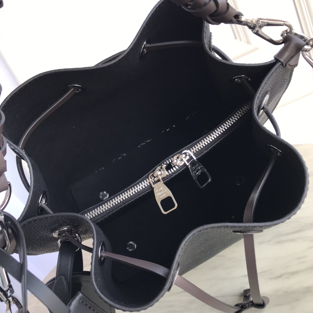 M55800 MURIA Leather Bucket Bag, Crossbody Purse | LOUIS VUITTON