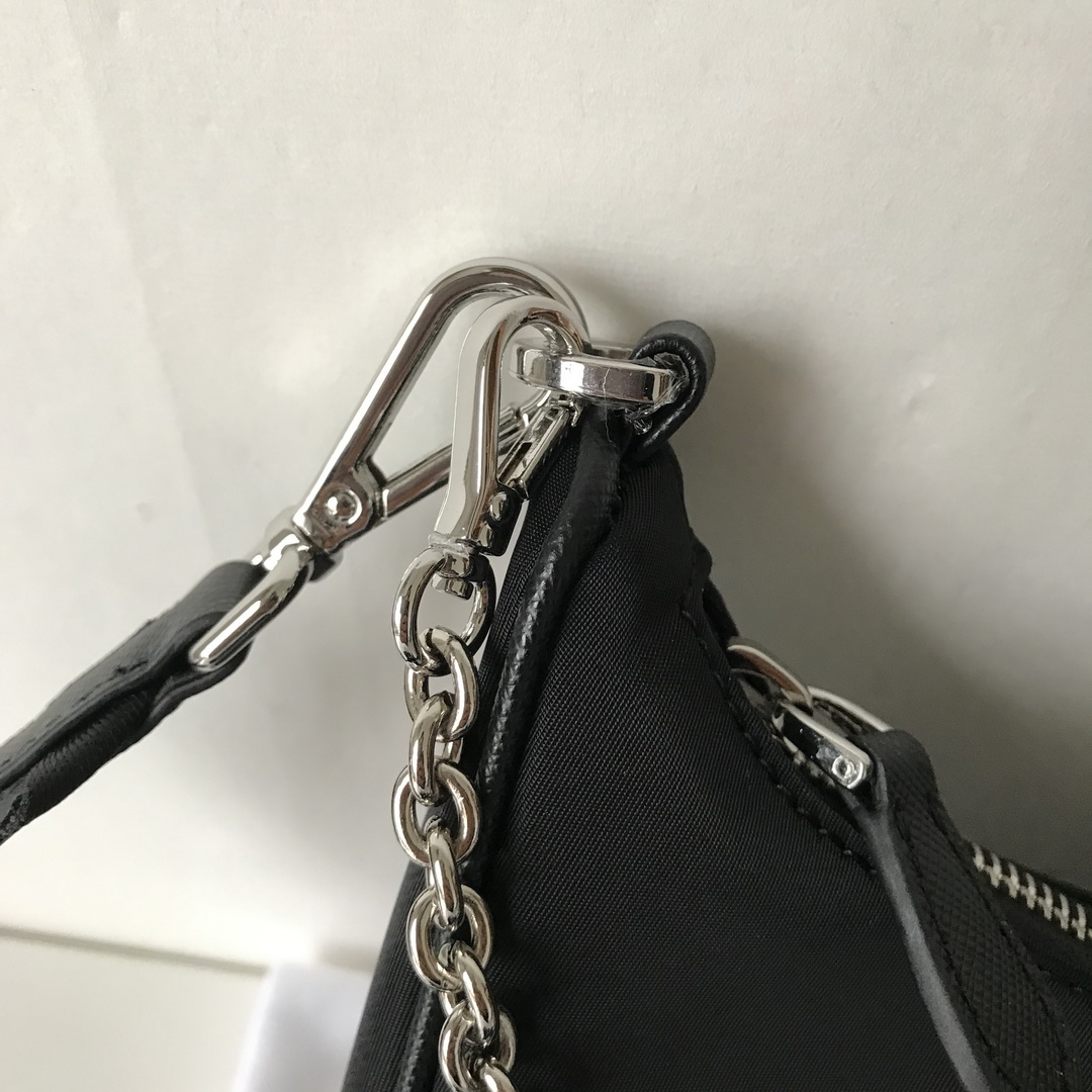 Prada Re-Edition 2005 nylon shoulder bag